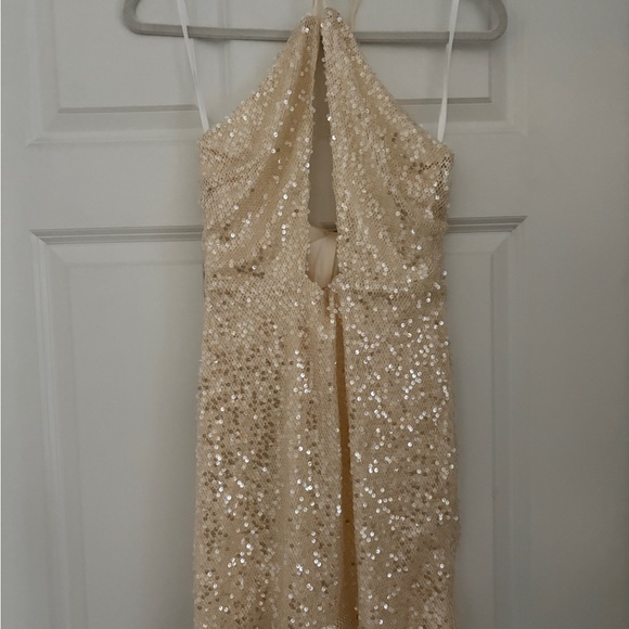 Revolve - Picture 4 of 6